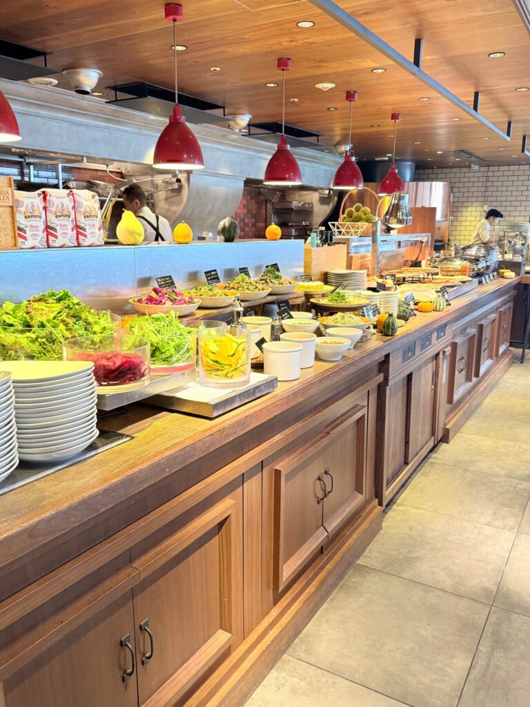 食事もデザートも大満足!約40種の豪華ビュッフェ