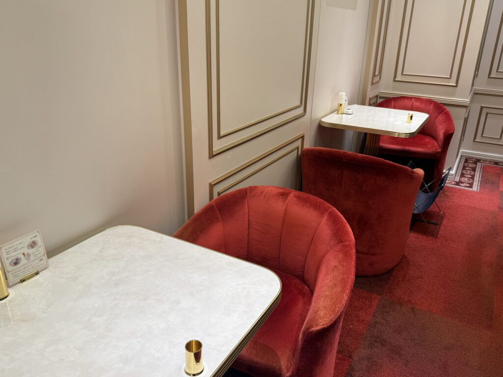 ル サロン ド ニナス 日比谷
床は赤い絨毯でフカフカ