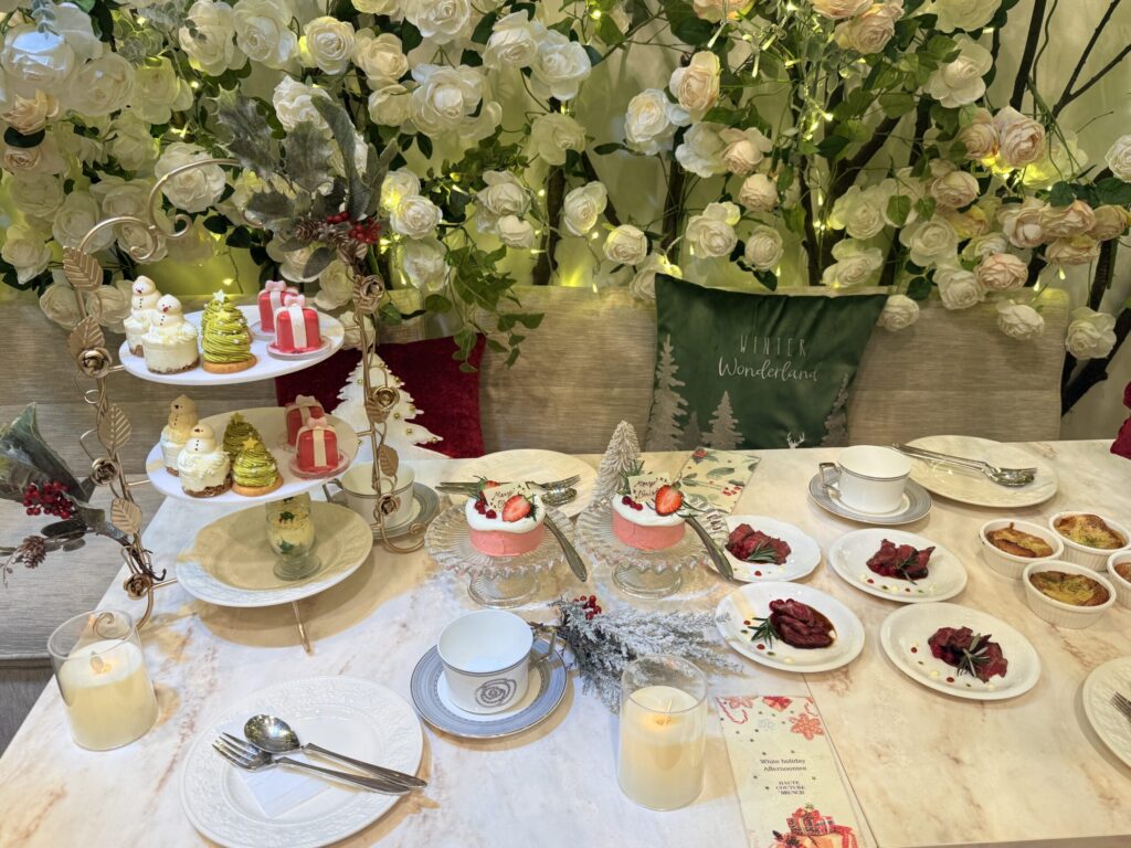 クリスマス感たっぷりのアフタヌーンティーセット