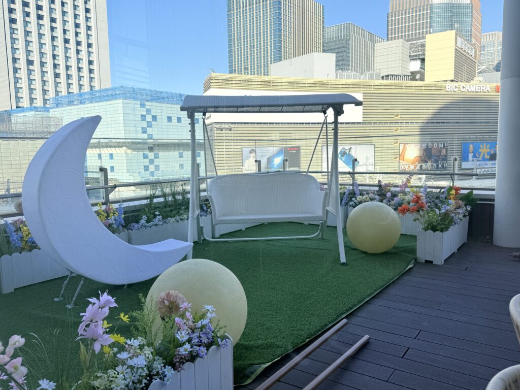 LAPIS BLEU TOKYO 有楽町店【外観・店内】外にブランコ