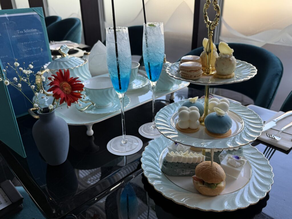 【席】青×白で統一されたアフタヌーンティーセット