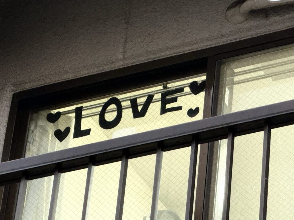 紙で作る窓アート①｜切り抜き文字・装飾をそのまま貼るタイプ