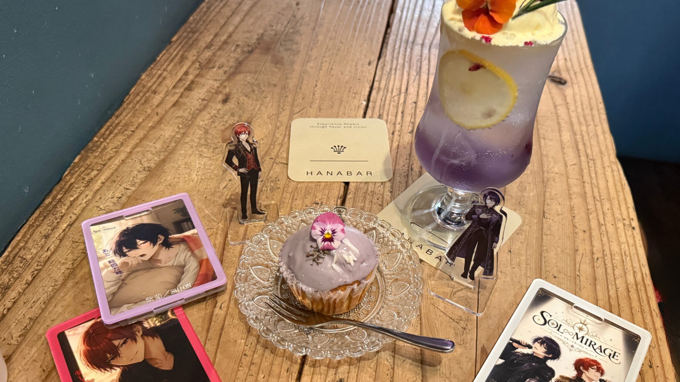 HANABAR(ハナバー)の紫のクリームソーダと推しのアクリルスタンド