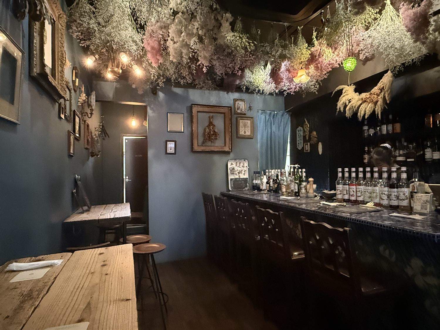 HANABAR(ハナバー)の店内全体の様子