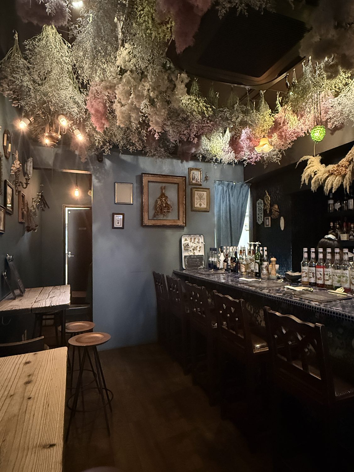 HANABAR（ハナバー）のドライフラワーに囲まれた店内全体（縦位置）