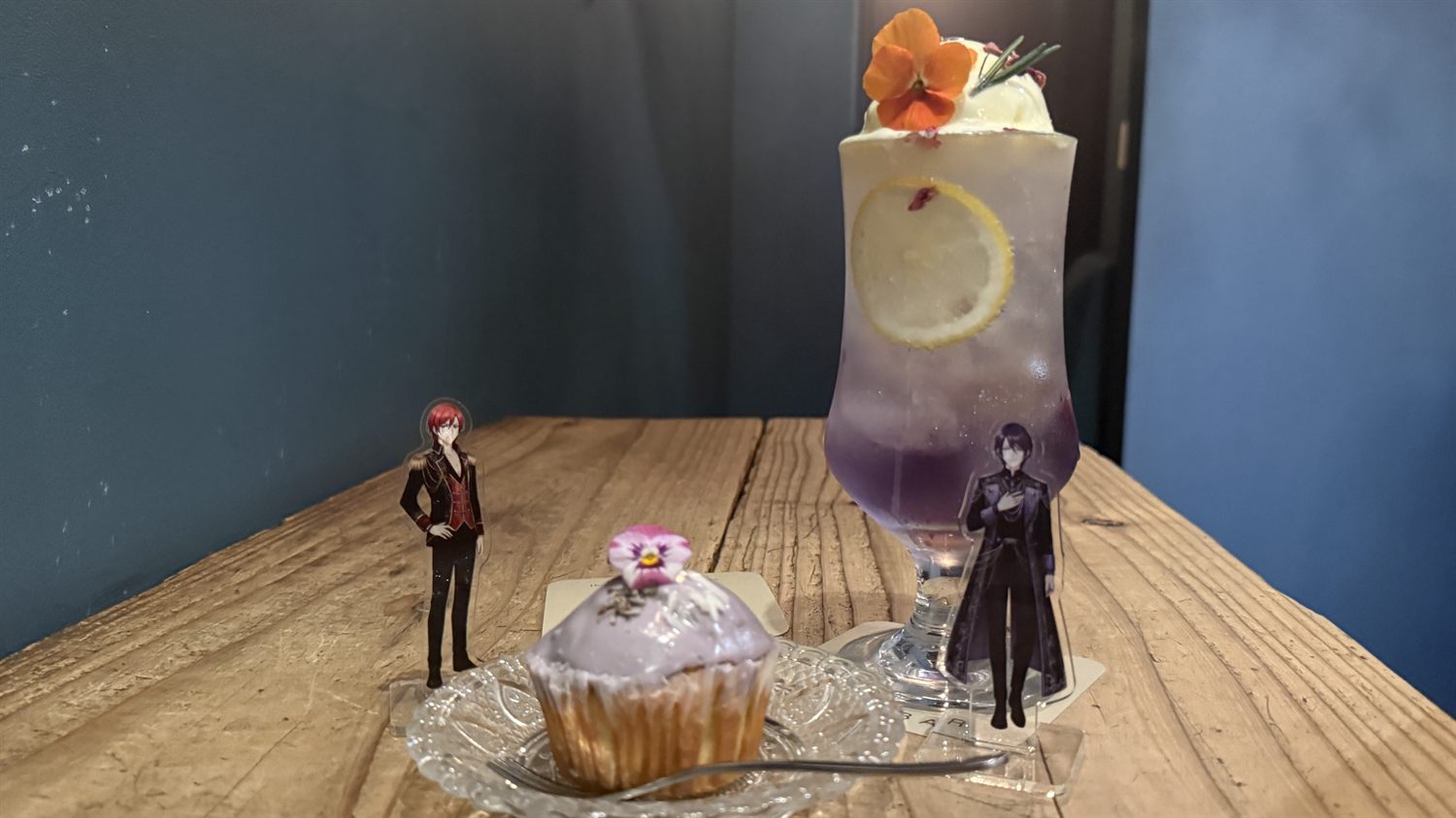 HANABAR(ハナバー)のクリームソーダとアクリルスタンドを目線の高さで撮影