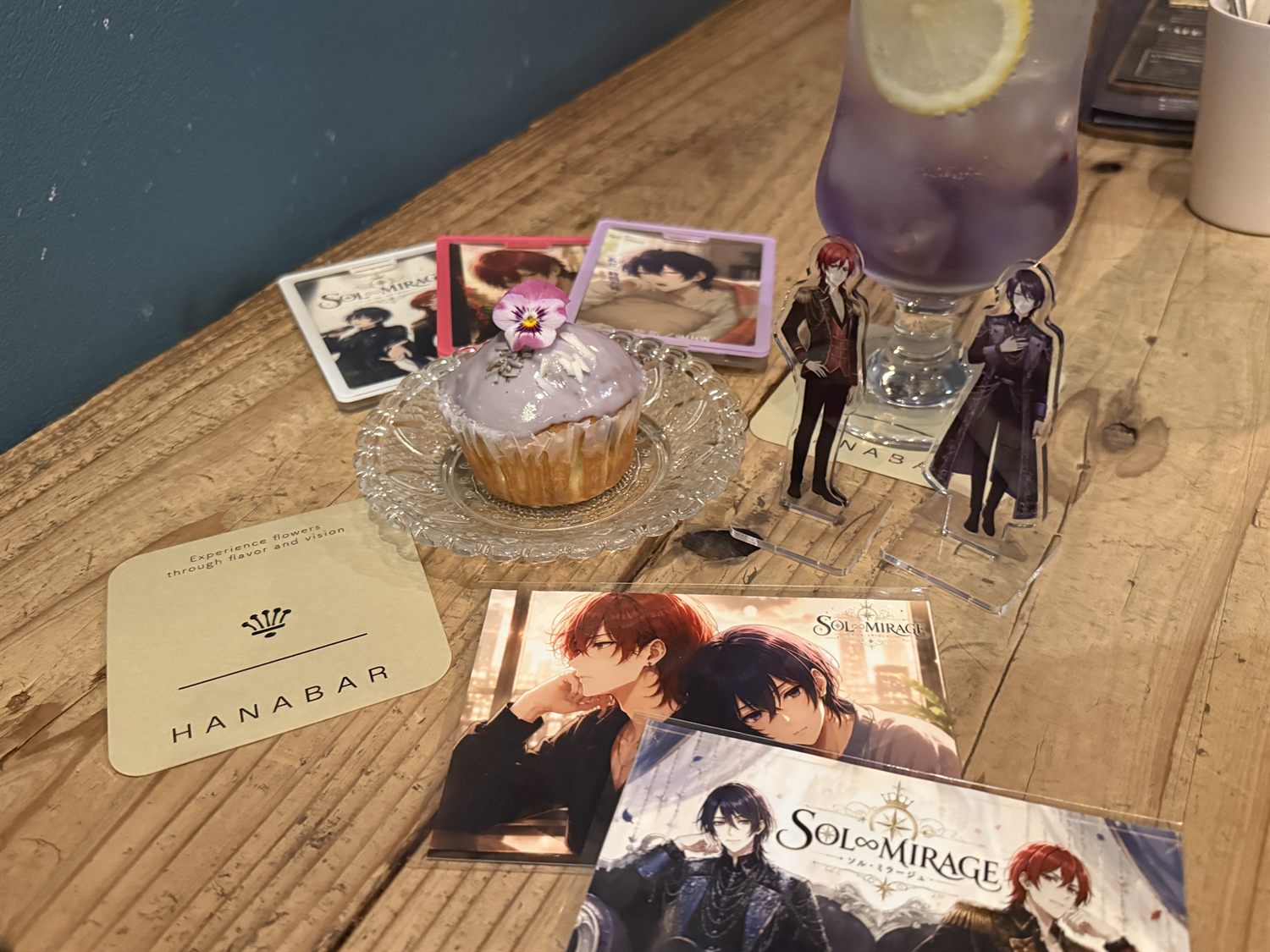 HANABAR(ハナバー)の紫のクリームソーダと推しのアクリルスタンド