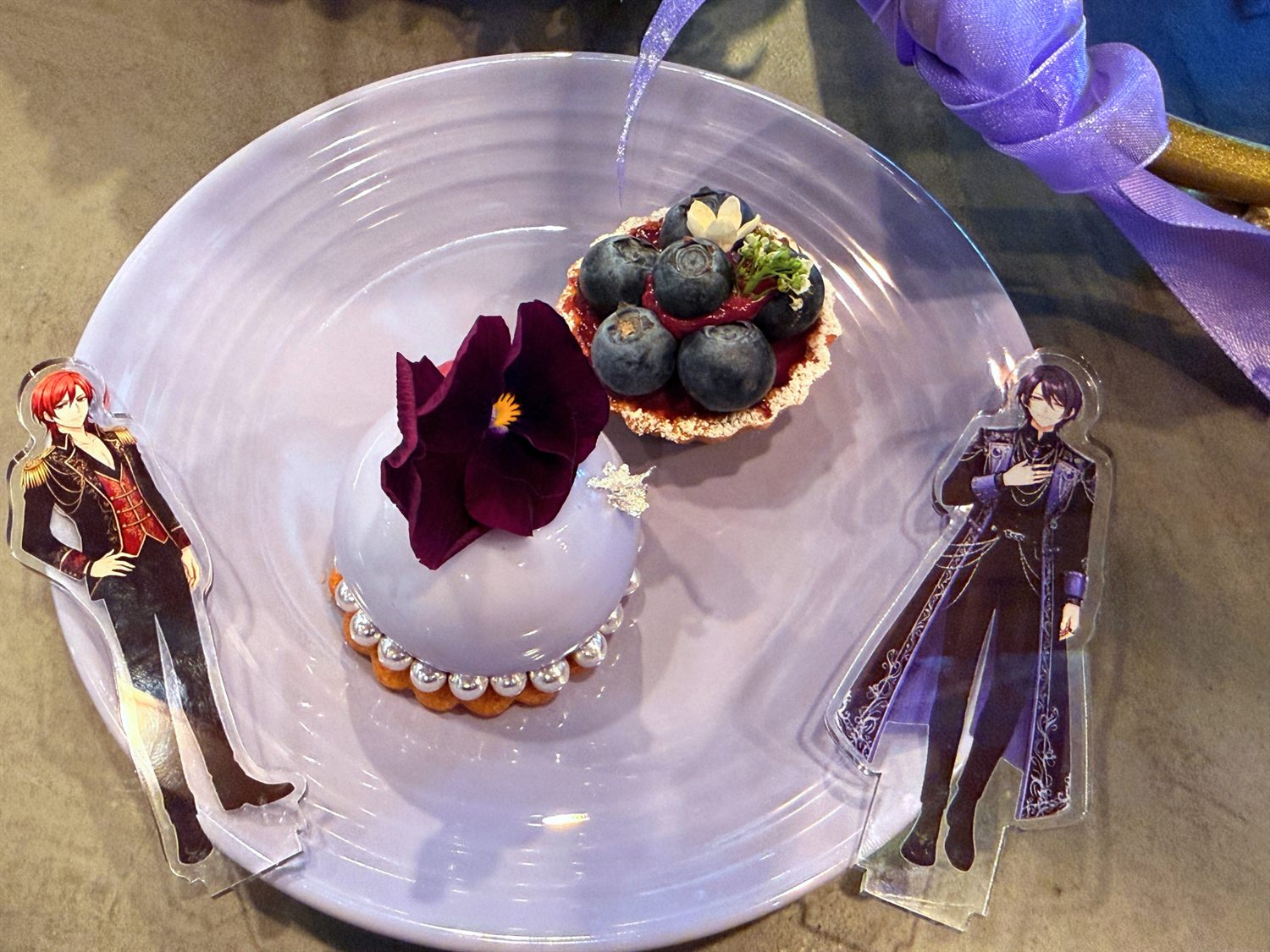 SeRieUX（セリュー）のお花をあしらったデザートと推しのアクリルスタンド