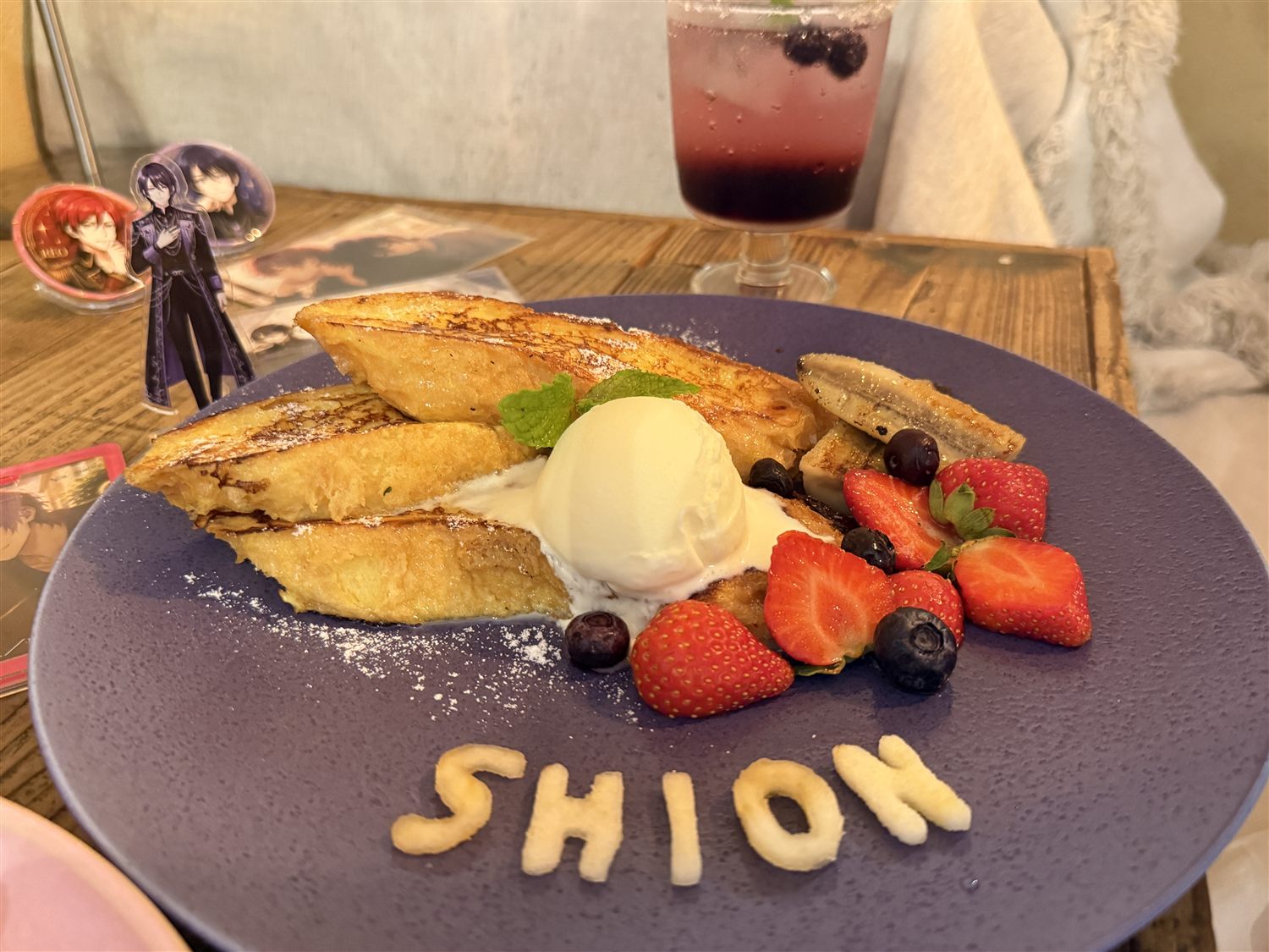 The3rd.Shibuya(ザサード シブヤ)の紫の推しカラードリンクとSHIONの文字入り推しプレート
