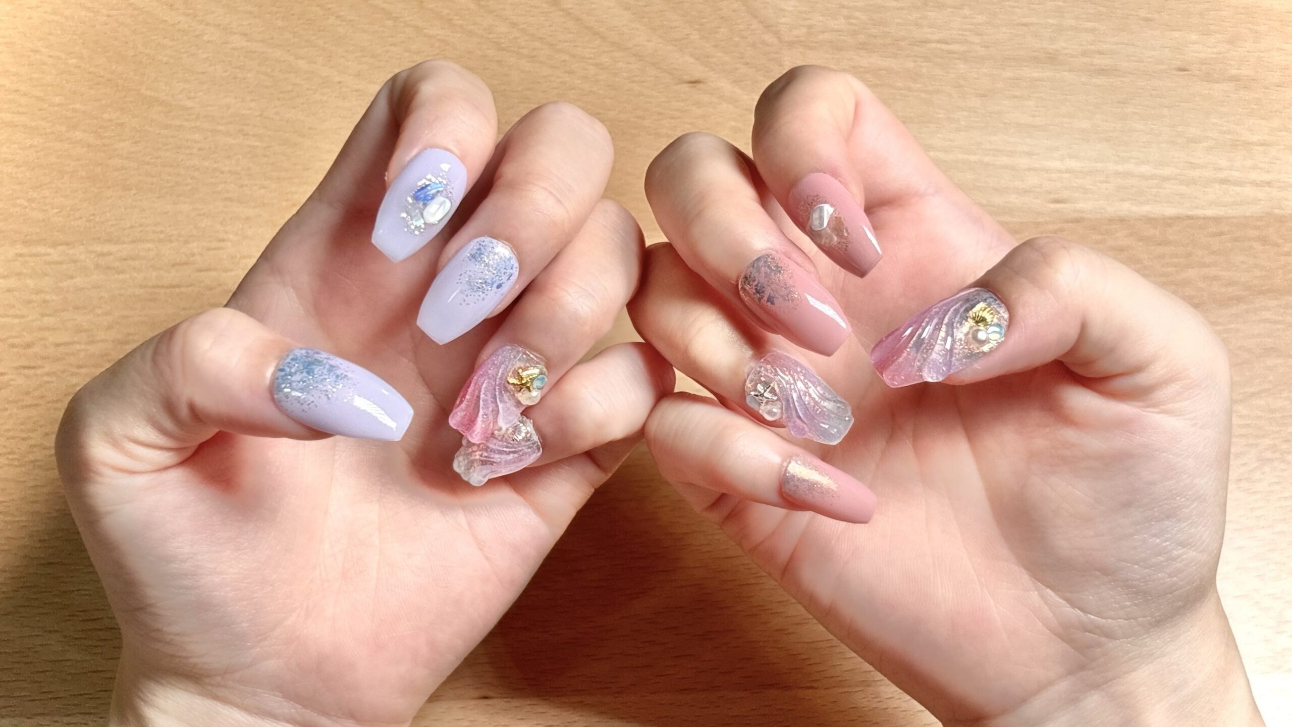 ミチネイルの月泡の人魚姫気分ネイルを装着した両手